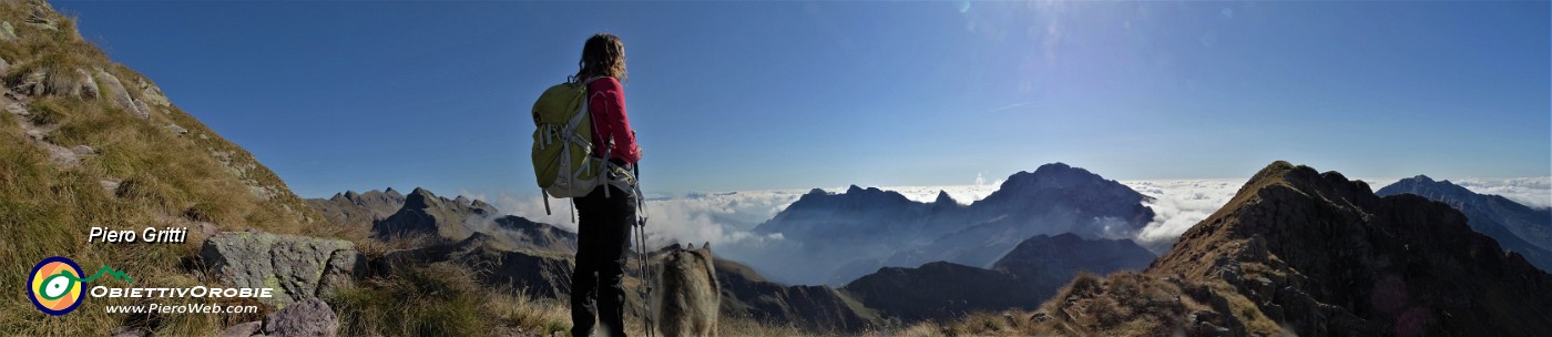 36 Bella vista panoramica dalla sella sulla cresta per il Pietra Quadra.jpg